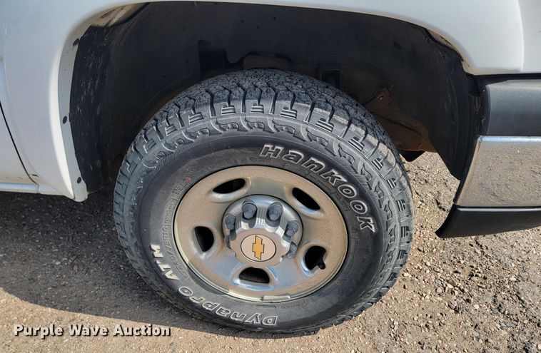 image for item ML9413 2005 Chevrolet Silverado 1500  Crew Cab pickup truck