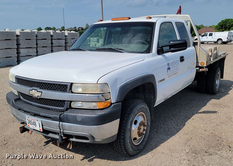 image for item ML9414 2002 Chevrolet Silverado 3500  Ext. Cab flatbed pickup truck