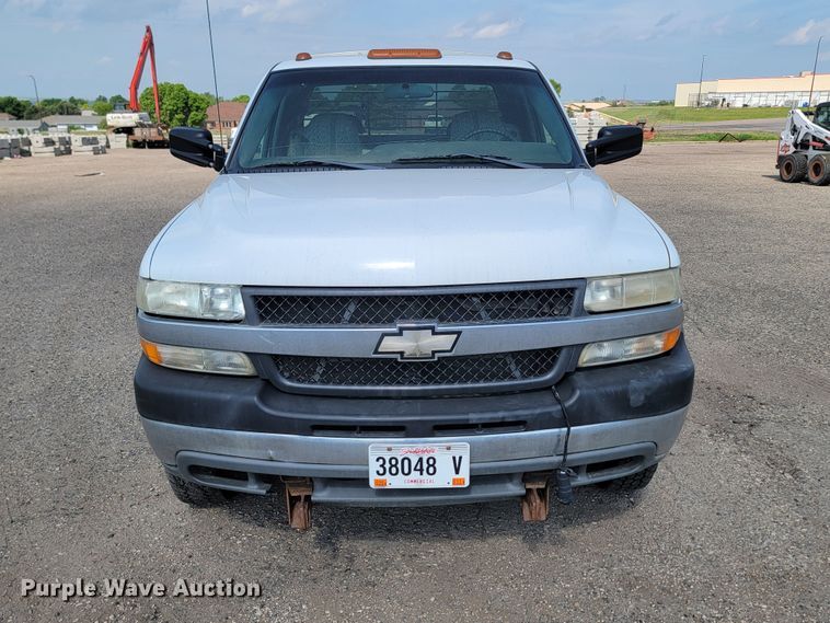 image for item ML9414 2002 Chevrolet Silverado 3500  Ext. Cab flatbed pickup truck