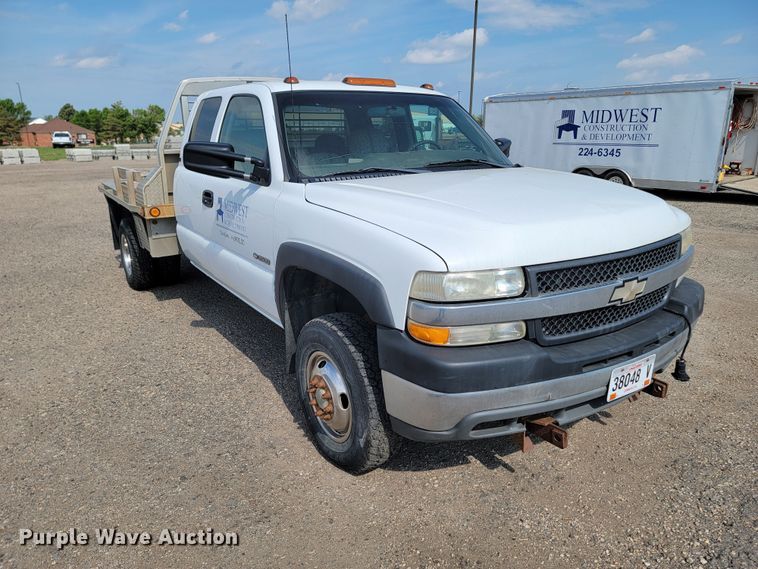 image for item ML9414 2002 Chevrolet Silverado 3500  Ext. Cab flatbed pickup truck