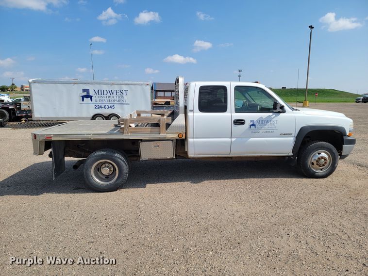 image for item ML9414 2002 Chevrolet Silverado 3500  Ext. Cab flatbed pickup truck