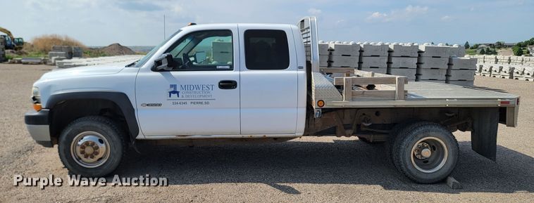 image for item ML9414 2002 Chevrolet Silverado 3500  Ext. Cab flatbed pickup truck