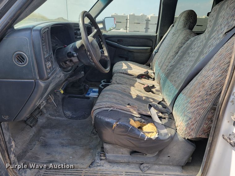 image for item ML9414 2002 Chevrolet Silverado 3500  Ext. Cab flatbed pickup truck