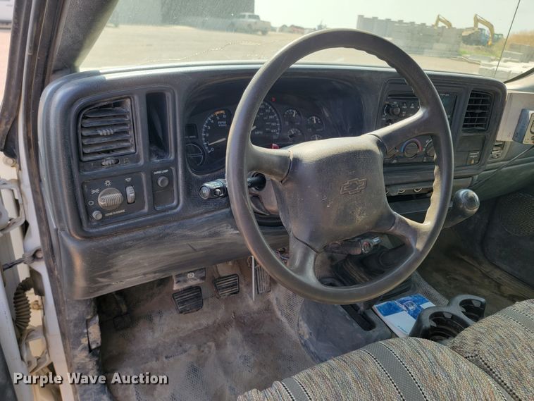 image for item ML9414 2002 Chevrolet Silverado 3500  Ext. Cab flatbed pickup truck