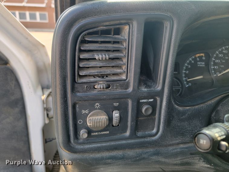 image for item ML9414 2002 Chevrolet Silverado 3500  Ext. Cab flatbed pickup truck