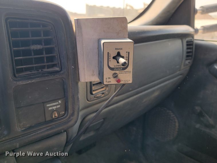 image for item ML9414 2002 Chevrolet Silverado 3500  Ext. Cab flatbed pickup truck