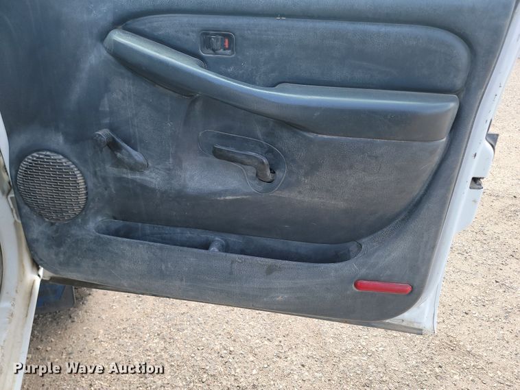 image for item ML9414 2002 Chevrolet Silverado 3500  Ext. Cab flatbed pickup truck