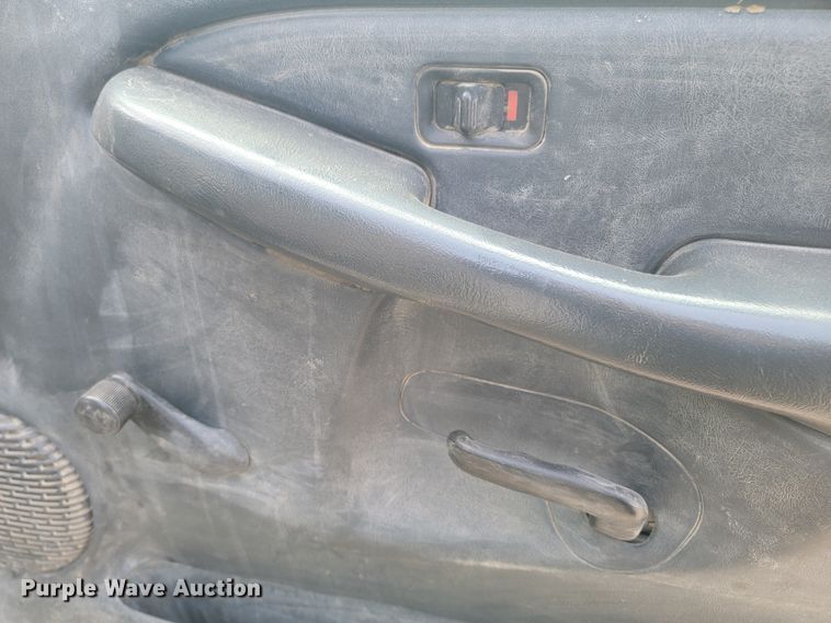 image for item ML9414 2002 Chevrolet Silverado 3500  Ext. Cab flatbed pickup truck