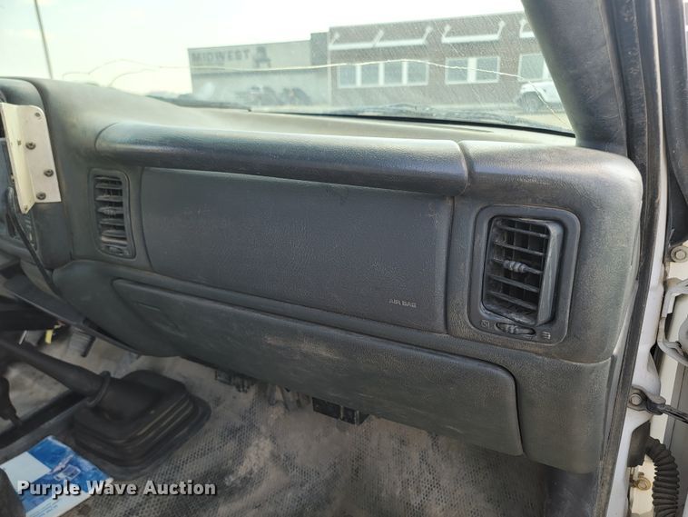 image for item ML9414 2002 Chevrolet Silverado 3500  Ext. Cab flatbed pickup truck