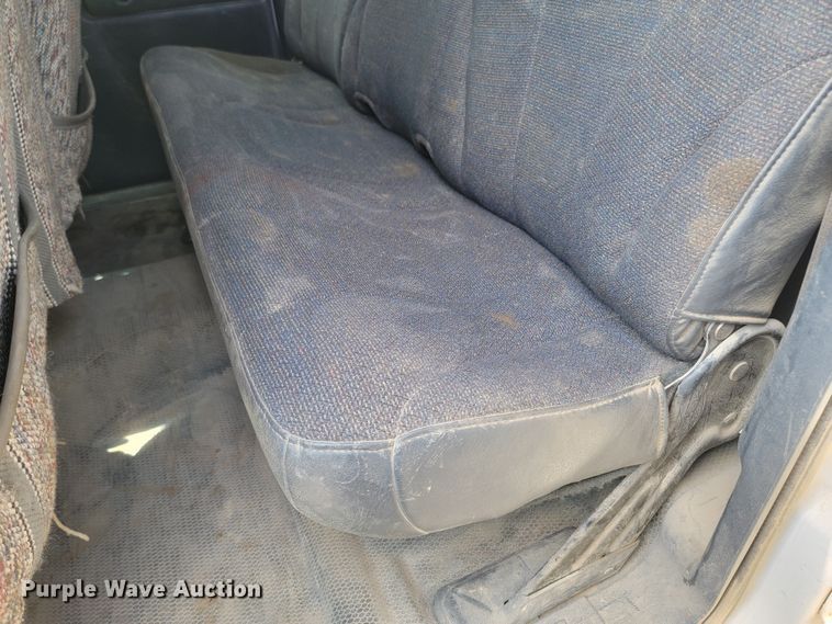 image for item ML9414 2002 Chevrolet Silverado 3500  Ext. Cab flatbed pickup truck