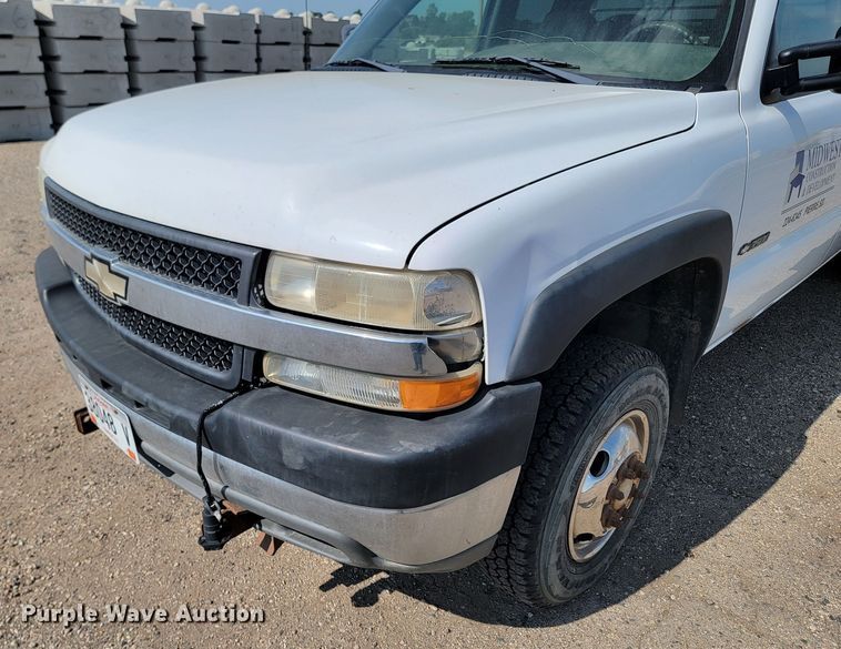 image for item ML9414 2002 Chevrolet Silverado 3500  Ext. Cab flatbed pickup truck