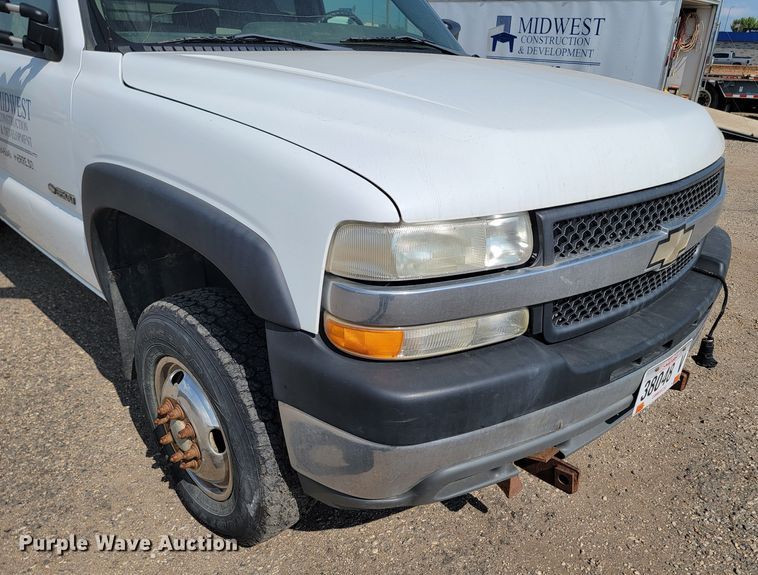 image for item ML9414 2002 Chevrolet Silverado 3500  Ext. Cab flatbed pickup truck