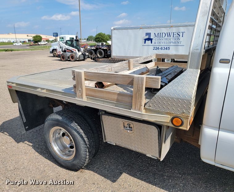 image for item ML9414 2002 Chevrolet Silverado 3500  Ext. Cab flatbed pickup truck