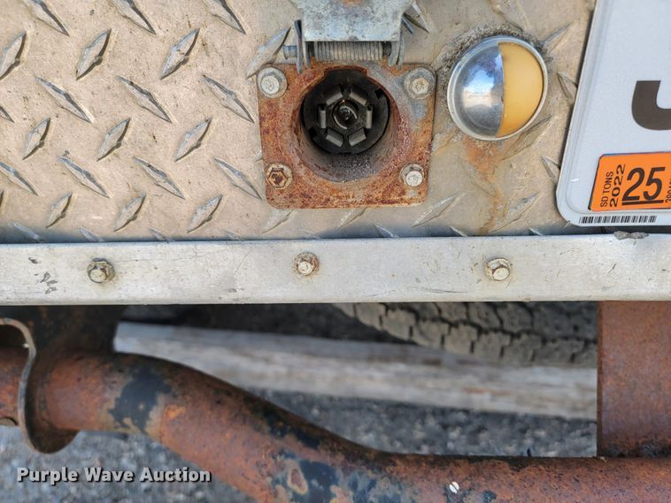 image for item ML9414 2002 Chevrolet Silverado 3500  Ext. Cab flatbed pickup truck