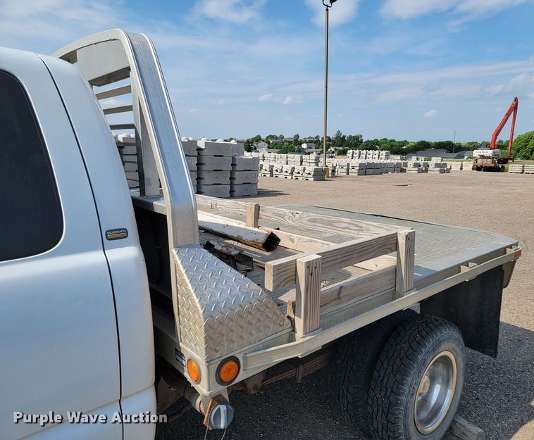 image for item ML9414 2002 Chevrolet Silverado 3500  Ext. Cab flatbed pickup truck