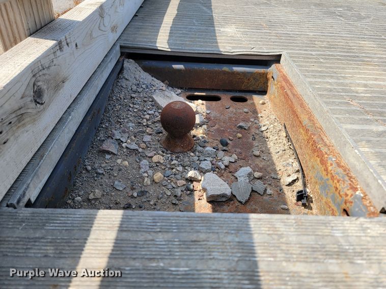 image for item ML9414 2002 Chevrolet Silverado 3500  Ext. Cab flatbed pickup truck