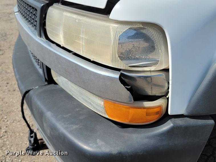 image for item ML9414 2002 Chevrolet Silverado 3500  Ext. Cab flatbed pickup truck