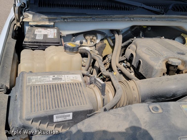 image for item ML9414 2002 Chevrolet Silverado 3500  Ext. Cab flatbed pickup truck