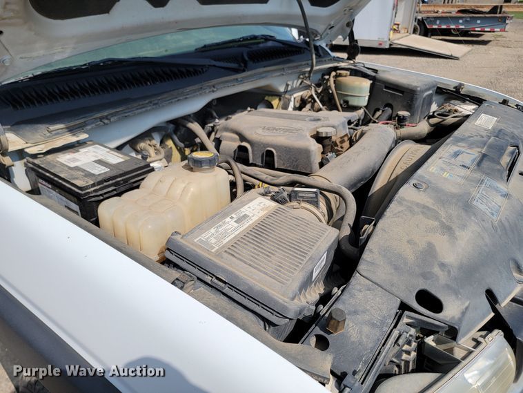 image for item ML9414 2002 Chevrolet Silverado 3500  Ext. Cab flatbed pickup truck