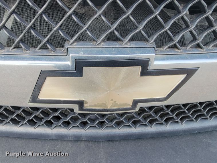 image for item ML9414 2002 Chevrolet Silverado 3500  Ext. Cab flatbed pickup truck