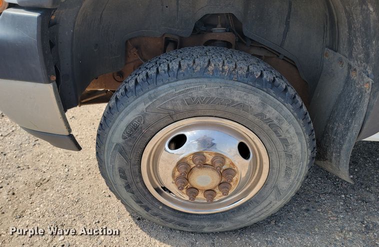 image for item ML9414 2002 Chevrolet Silverado 3500  Ext. Cab flatbed pickup truck