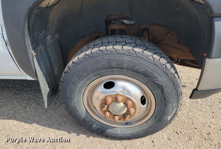 image for item ML9414 2002 Chevrolet Silverado 3500  Ext. Cab flatbed pickup truck