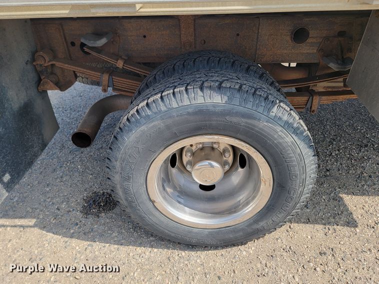 image for item ML9414 2002 Chevrolet Silverado 3500  Ext. Cab flatbed pickup truck