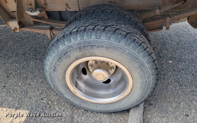 image for item ML9414 2002 Chevrolet Silverado 3500  Ext. Cab flatbed pickup truck