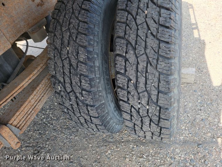 image for item ML9414 2002 Chevrolet Silverado 3500  Ext. Cab flatbed pickup truck