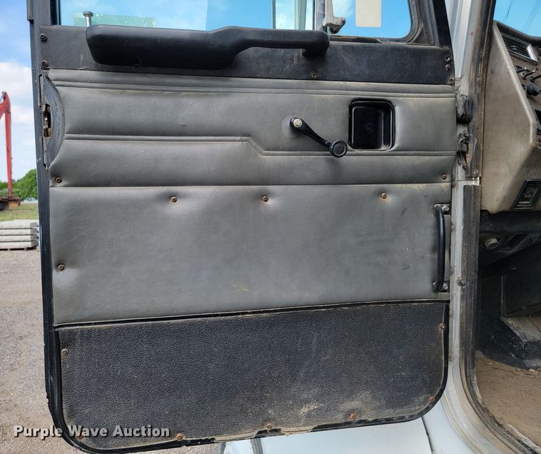 image for item ML9415 1999 Peterbilt 330  dump truck