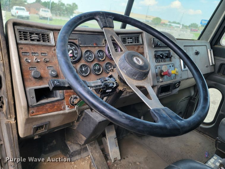 image for item ML9415 1999 Peterbilt 330  dump truck