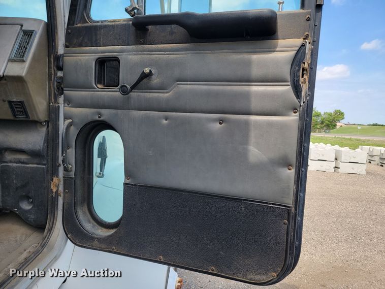 image for item ML9415 1999 Peterbilt 330  dump truck