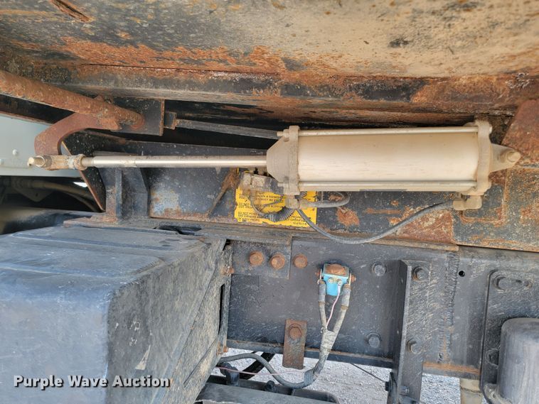 image for item ML9415 1999 Peterbilt 330  dump truck