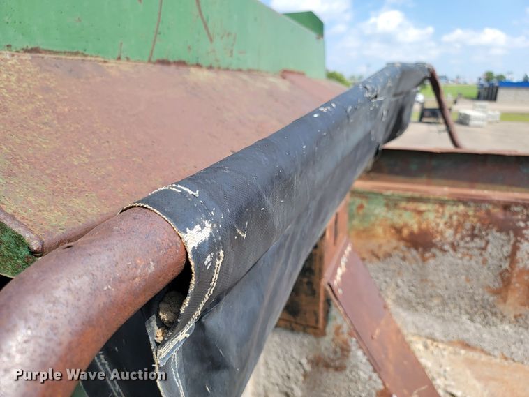 image for item ML9415 1999 Peterbilt 330  dump truck