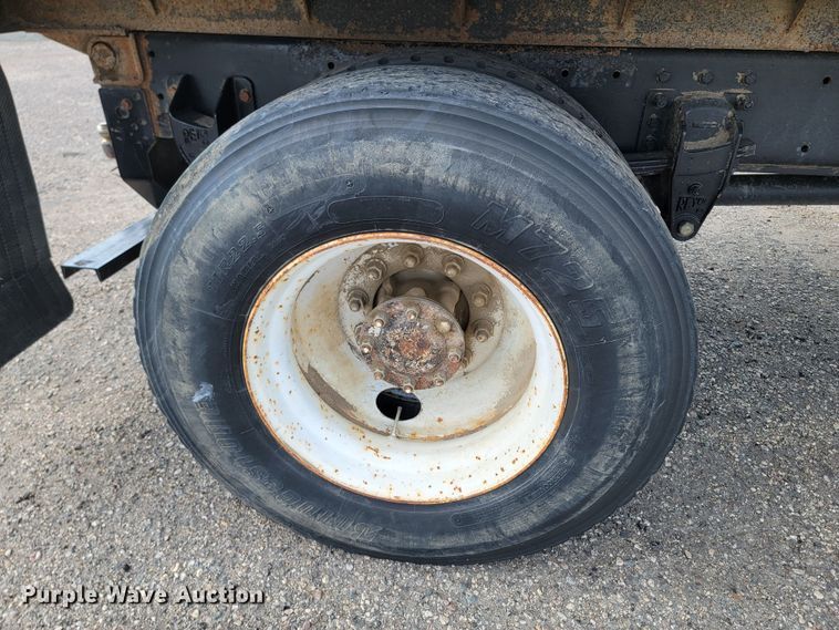 image for item ML9415 1999 Peterbilt 330  dump truck