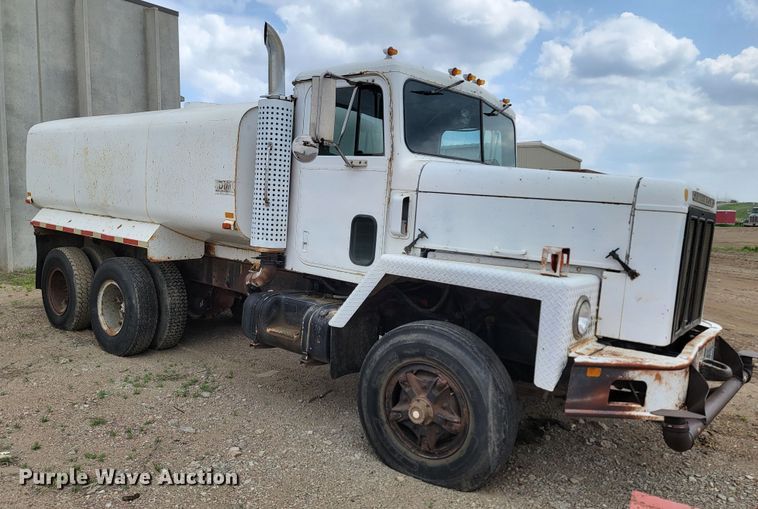 image for item ML9420 1977 International F-5070  tank truck