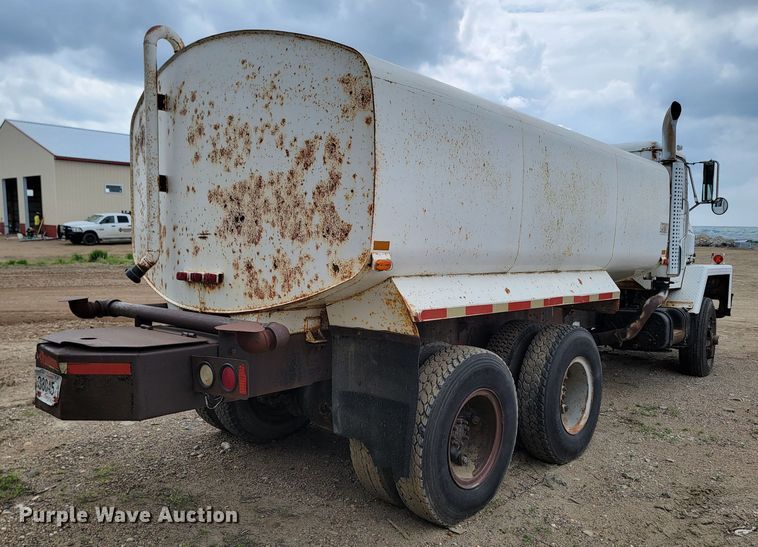 image for item ML9420 1977 International F-5070  tank truck