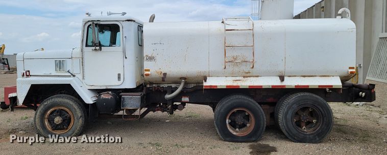 image for item ML9420 1977 International F-5070  tank truck