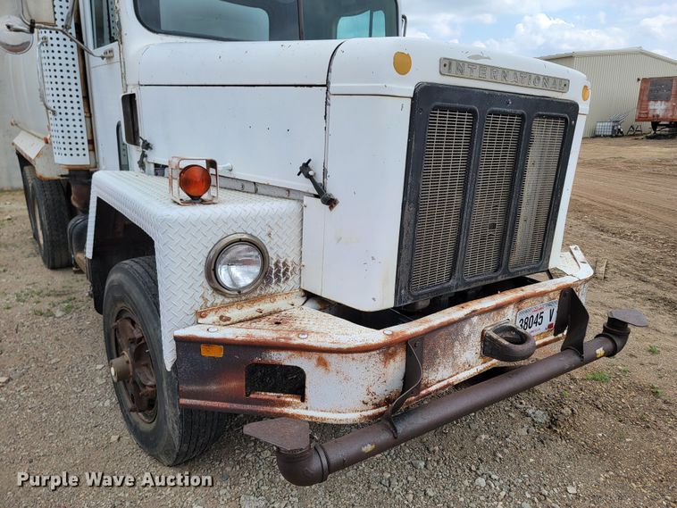 image for item ML9420 1977 International F-5070  tank truck