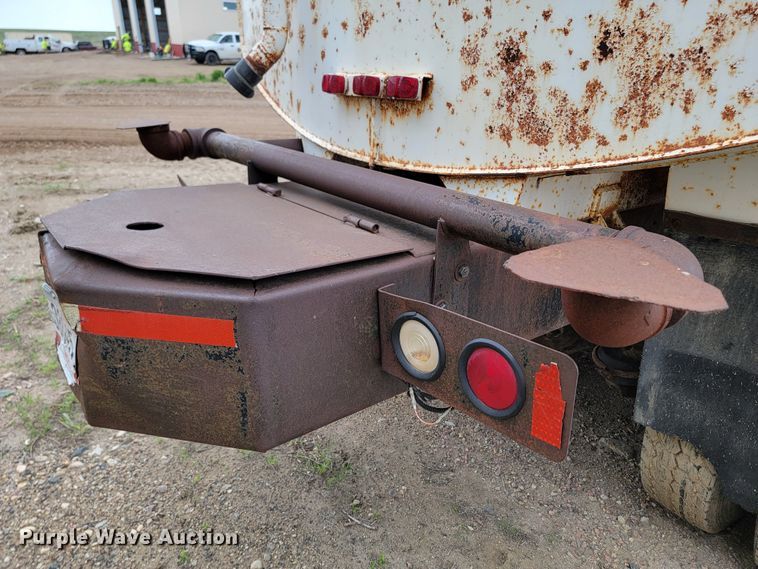 image for item ML9420 1977 International F-5070  tank truck