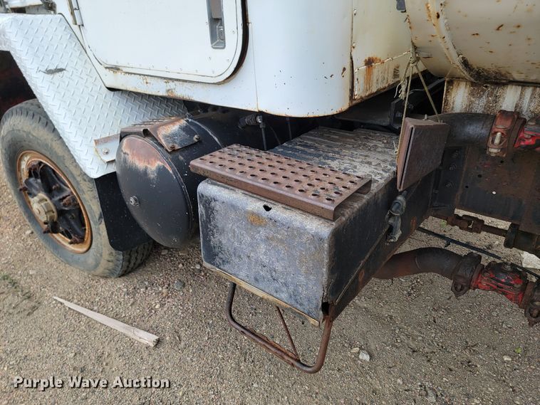 image for item ML9420 1977 International F-5070  tank truck