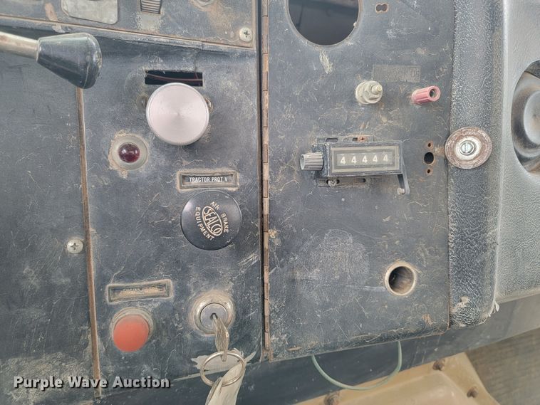 image for item ML9420 1977 International F-5070  tank truck