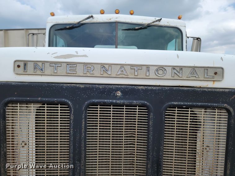 image for item ML9420 1977 International F-5070  tank truck