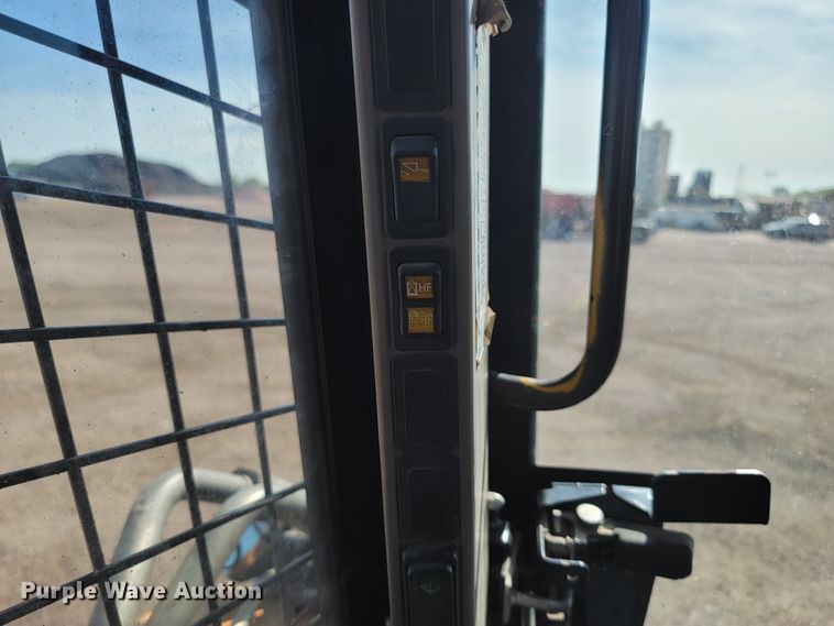 image for item ML9425 2012 Case SV250  skid steer loader