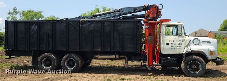 image for item MO9870 1997 Ford LTS9000  crane truck