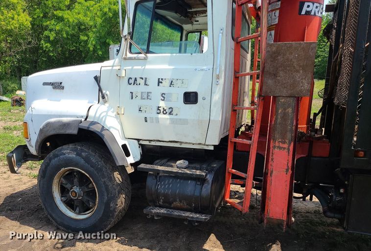 image for item MO9870 1997 Ford LTS9000  crane truck