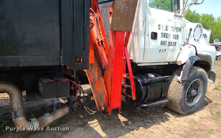 image for item MO9870 1997 Ford LTS9000  crane truck