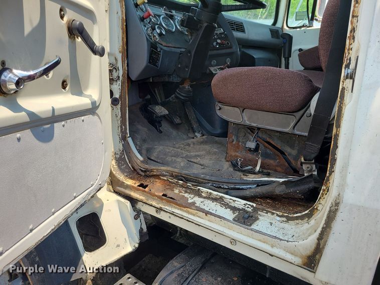 image for item MO9870 1997 Ford LTS9000  crane truck