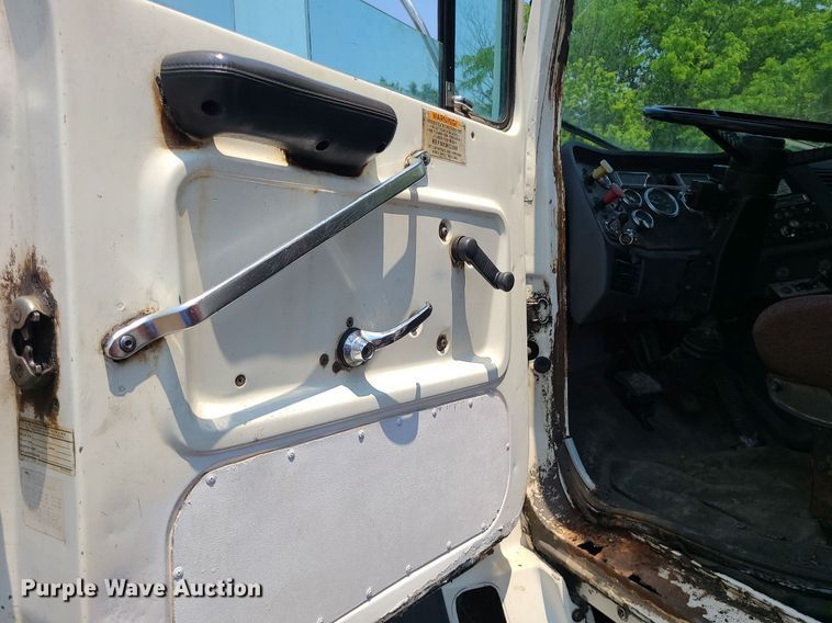 image for item MO9870 1997 Ford LTS9000  crane truck