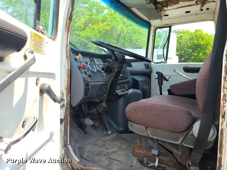 image for item MO9870 1997 Ford LTS9000  crane truck